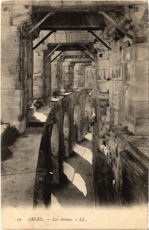Carte postale ancienne Arles Les Arenes à Arles