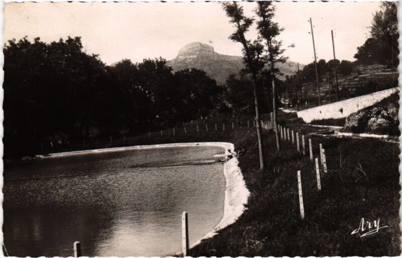 Carte postale ancienne Aubagne La Piscine et Sommet de Garlaban à Aubagne