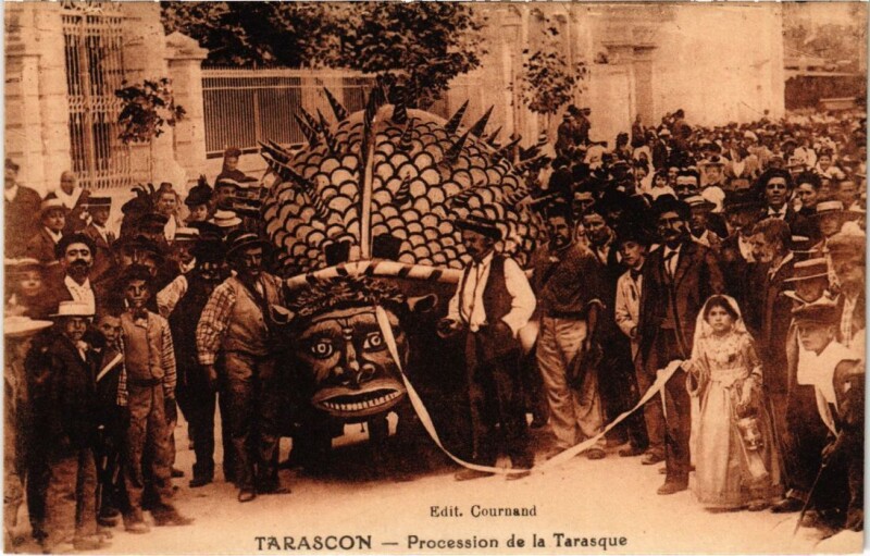 Carte postale ancienne Tarascon Procession de la Tarasque à Tarascon