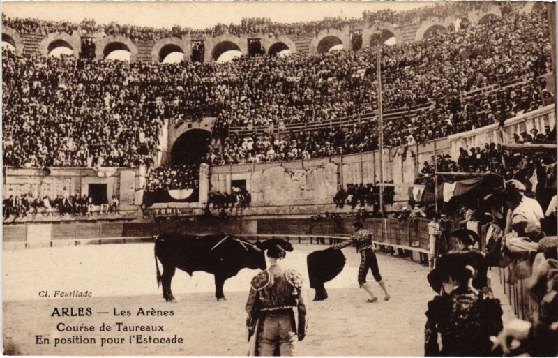 Carte postale ancienne Arles Les Arenes - Course de Taureaux à Arles