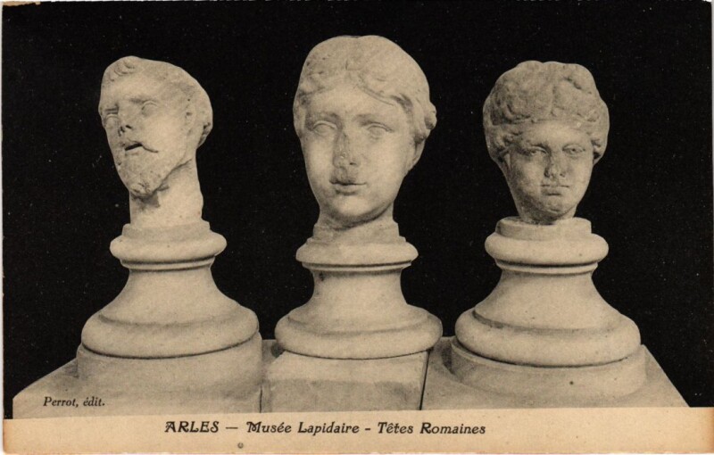 Carte postale ancienne Arles Musee Lapidaire - Tetes Romaines à Arles