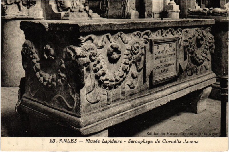 Carte postale ancienne Arles Musee Lapidaire - Sarcophage de Cornelia Jacena à Arles