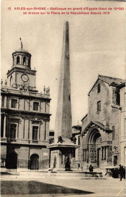 Carte postale ancienne Arles Obelisque en Granit d'Egypte à Arles