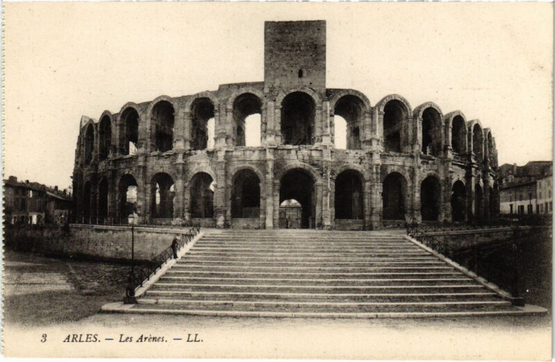 Carte postale ancienne Arles Les Arenes à Arles