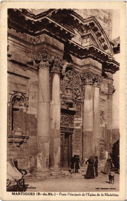 Carte postale ancienne Martigues Porte Principale de l'Eglise de la Madeleine à Martigues