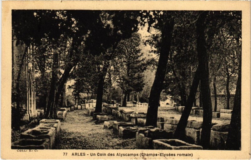 Carte postale ancienne Arles Un Coin des Alyscamps à Arles