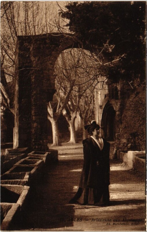 Carte postale ancienne Arles Arlesienne aux Alyscamps à Arles