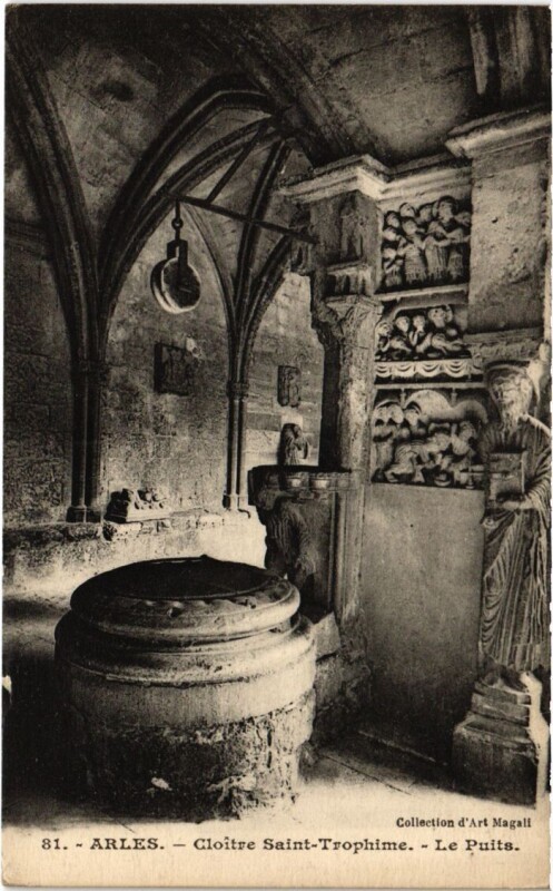 Carte postale ancienne Arles Cloitre Saint-Trophime - Le Puits à Arles