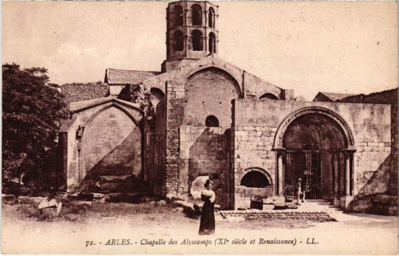 Carte postale ancienne Arles Chapelle des Alyscamps à Arles