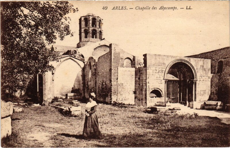 Carte postale ancienne Arles Chapelle des Alyscamps à Arles