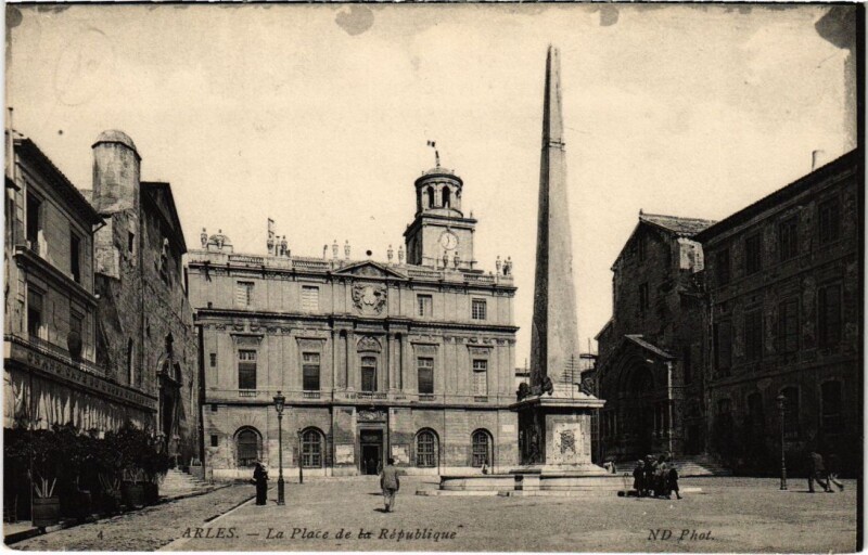 Carte postale ancienne Arles La Place de la Republique à Arles