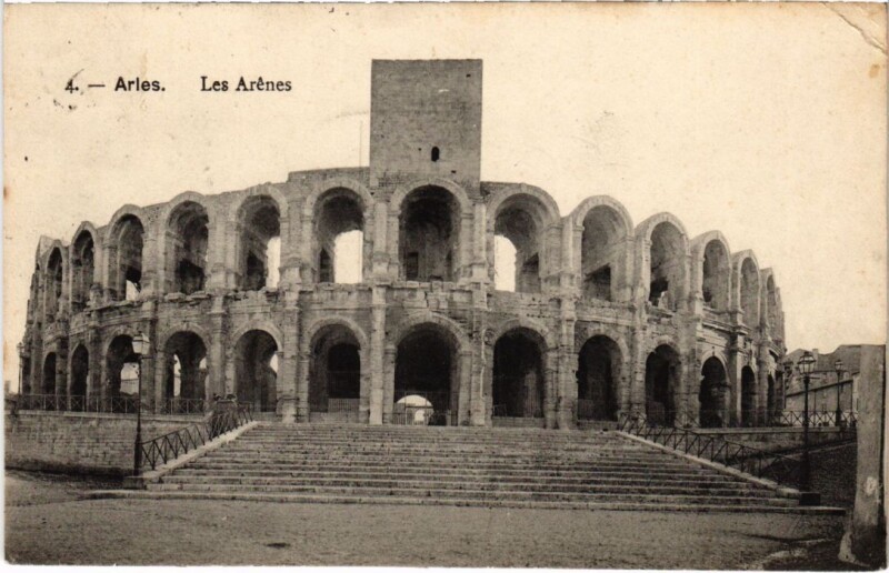 Carte postale ancienne Arles Les Arenes à Arles