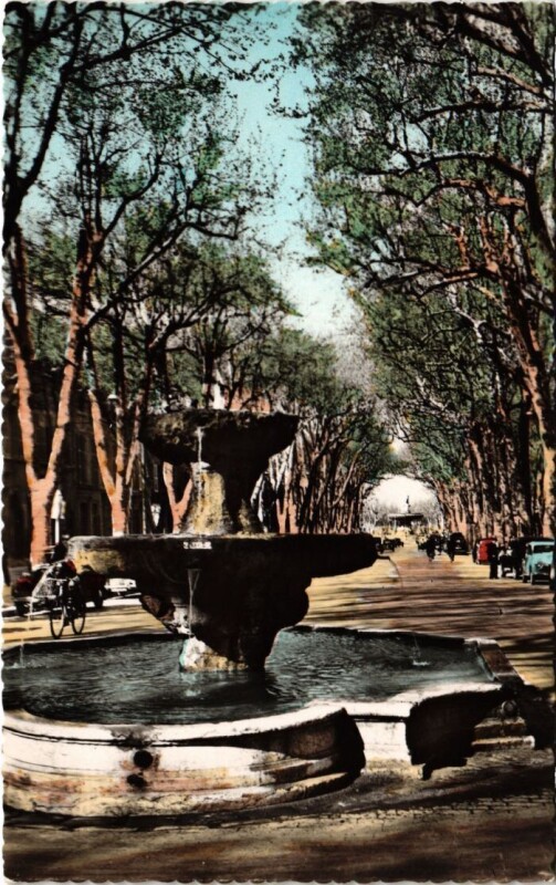 Carte postale ancienne Aix-en-Provence Fontaine des 9 Canons à Aix-en-Provence