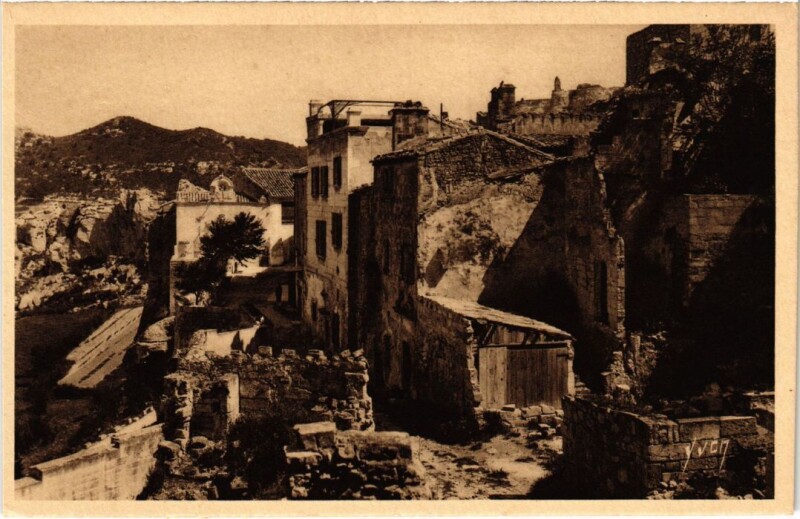 Carte postale ancienne Les Baux Le Vallon de la Fontaine - A Gauche la Voie Romaine