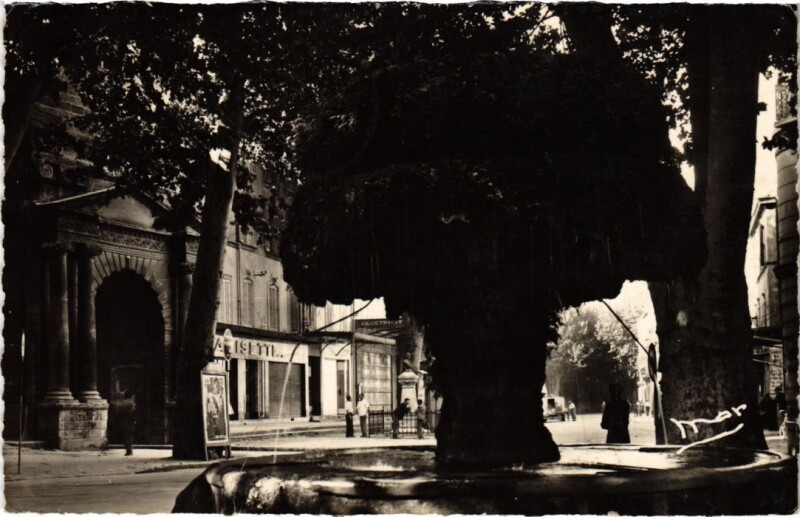 Carte postale ancienne Salon-de-Provence La Fontaine Moussue à Salon-de-Provence