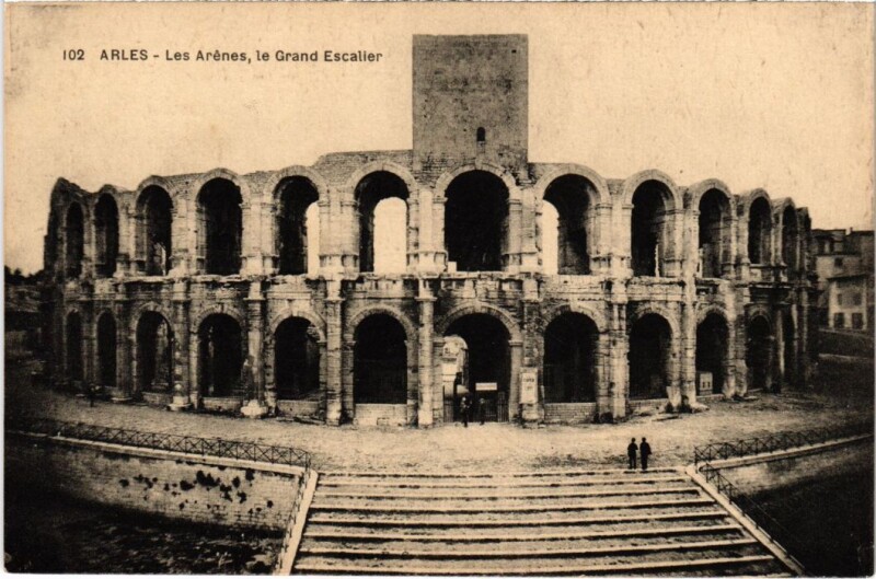 Carte postale ancienne Arles Les Arenes - Le Grand Escalier à Arles