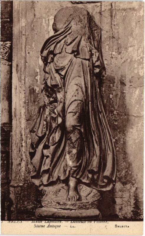 Carte postale ancienne Arles Musee Lapidaire - Danseuse ou Victoire - Statue Antique à Arles