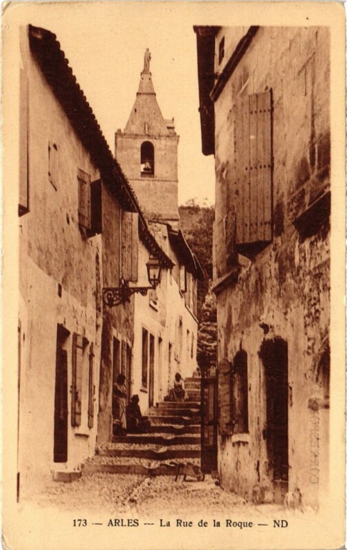 Carte postale ancienne Arles La Rue de la Roque à Arles