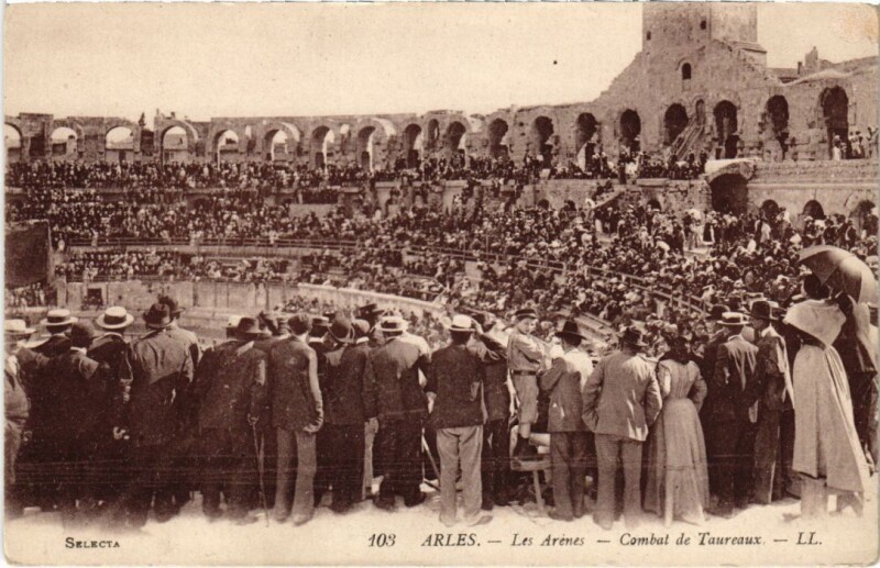Carte postale ancienne Arles Les Arenes - Combat de Taureaux à Arles