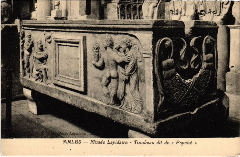 Carte postale ancienne Arles Musee Lapidaire - Tombeau dit de Psyche à Arles