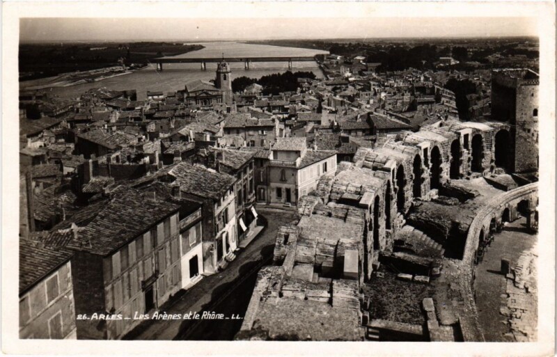 Carte postale ancienne Arles Les Arenes et le Rhone à Arles