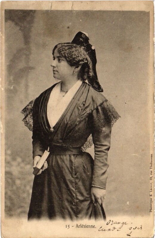 Carte postale ancienne Arles Arlesienne - Femme - Type à Arles