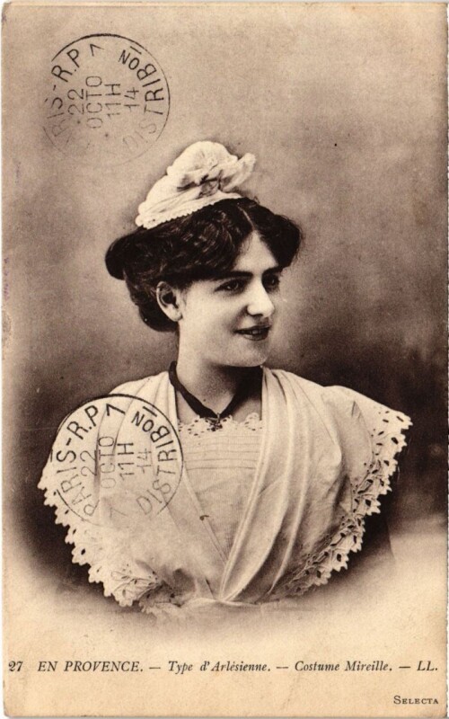 Carte postale ancienne Arles Type d'Arlesienne - Costume Mireille à Arles