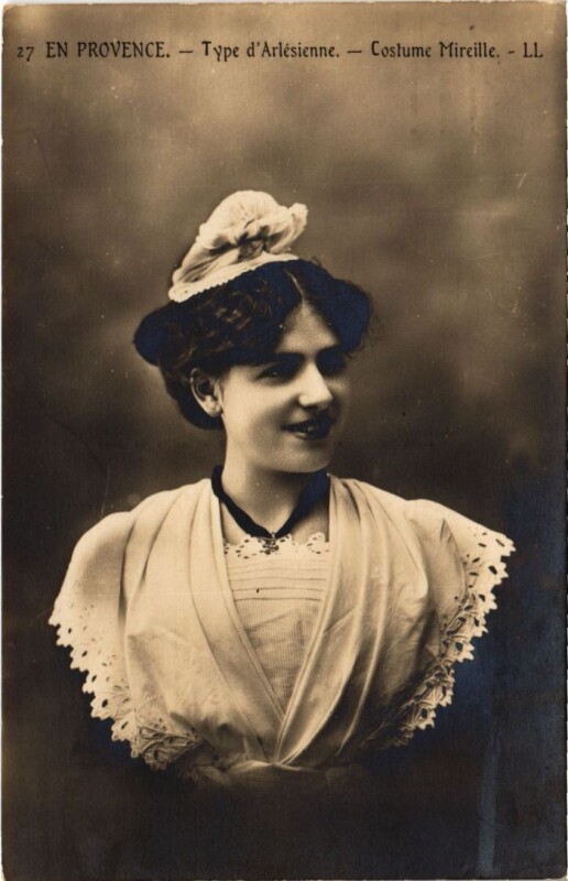 Carte postale ancienne Arles Type d'Arlesienne - Costume Mireille à Arles