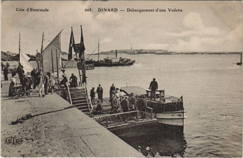 Carte postale ancienne Dinard Debarquement d'une Vedette à Dinard