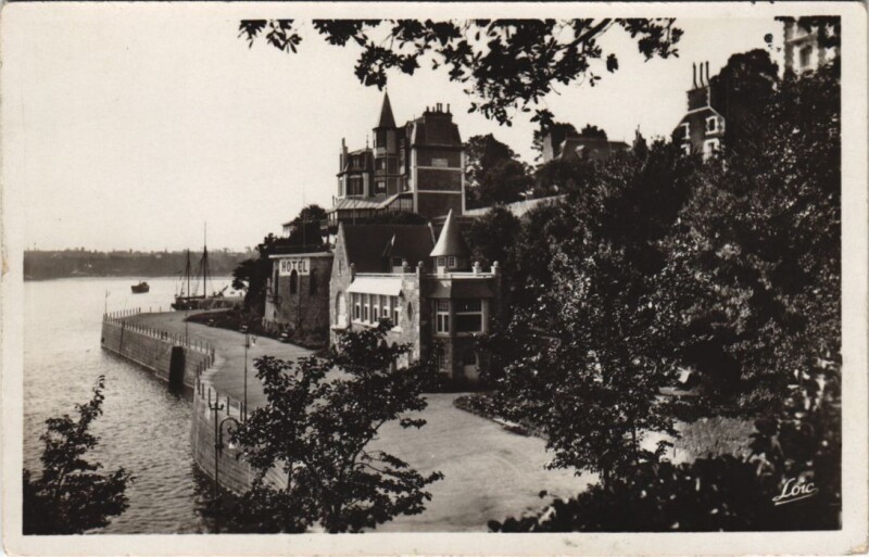 Carte postale ancienne Dinard Promenade du clair de Lune à Dinard
