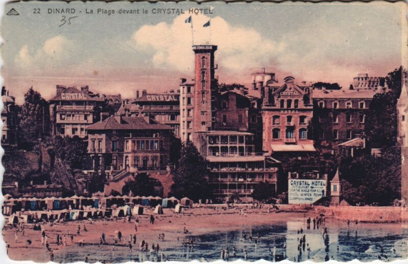 Carte postale ancienne Dinard La Plage devant le Crystal Hotel à Dinard