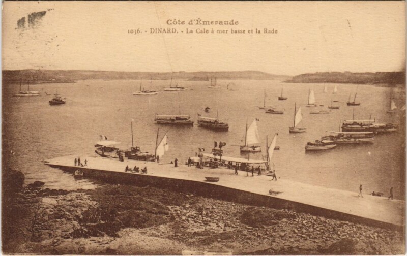 Carte postale ancienne Dinard La Cale a mer basse et la Rade à Dinard