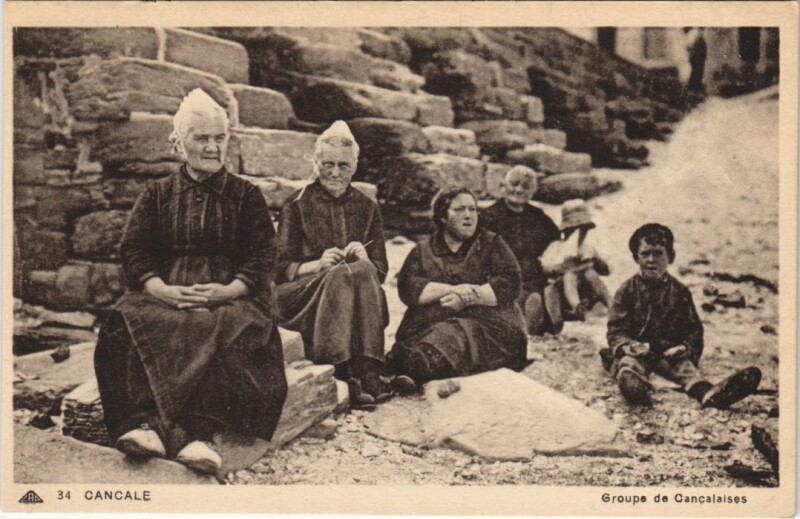 Carte postale ancienne Cancale Groupe de Cancalaises à Cancale
