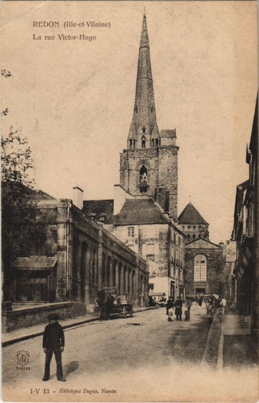 Carte postale ancienne Redon Rue Victor Hugo à Redon