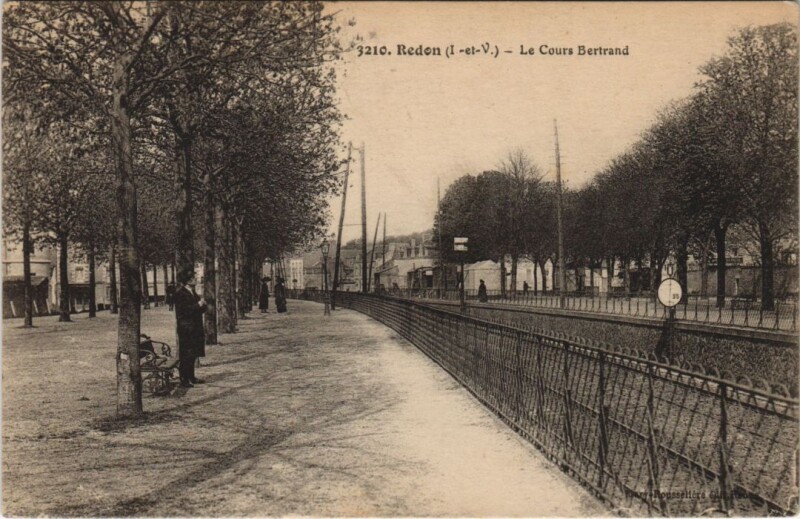 Carte postale ancienne Redon Cours Bertrand à Redon