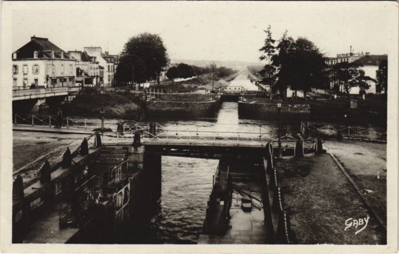 Carte postale ancienne Redon Les Ecluses et le Canal de Nantes à Redon
