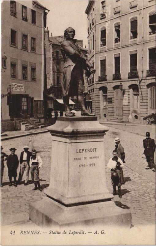 Carte postale ancienne Rennes Statue de Leperdit à Rennes