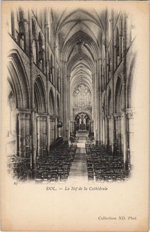 Carte postale ancienne Dol de Bretagne La Nef de la Cathedrale à Dol-de-Bretagne