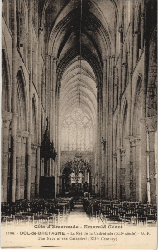 Carte postale ancienne Dol de Bretagne La Nef de la Cathedrale à Dol-de-Bretagne