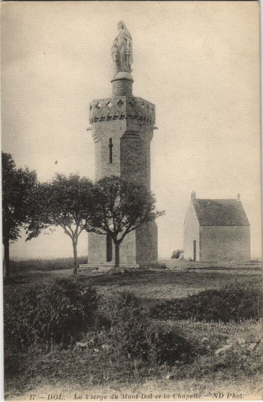 Carte postale ancienne Dol de Bretagne La Vierge du Mont Dol et la Chapelle à Dol-de-Bretagne