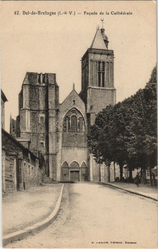 Carte postale ancienne Dol de Bretagne Facade de la Cathedrale à Dol-de-Bretagne