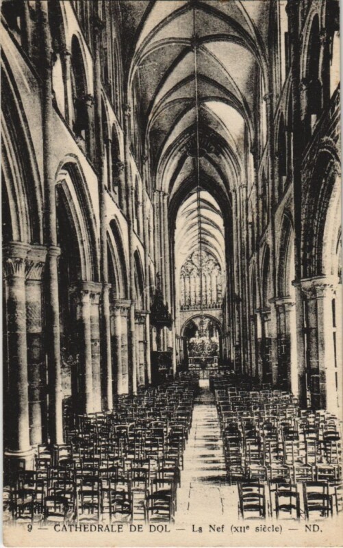 Carte postale ancienne Dol de Bretagne La Nef de la Cathedrale à Dol-de-Bretagne