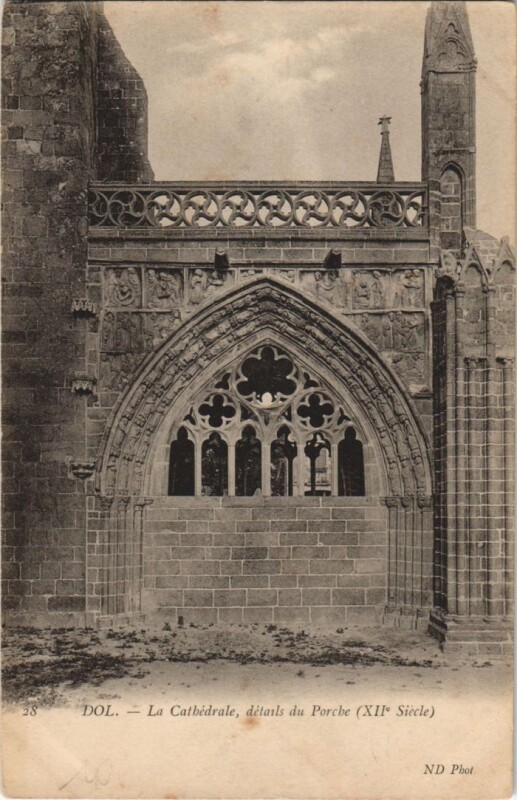 Carte postale ancienne Dol de Bretagne La Cathedrale , detail du Porche à Dol-de-Bretagne