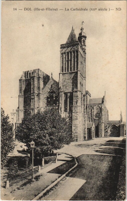 Carte postale ancienne Dol de Bretagne La Cathedrale à Dol-de-Bretagne