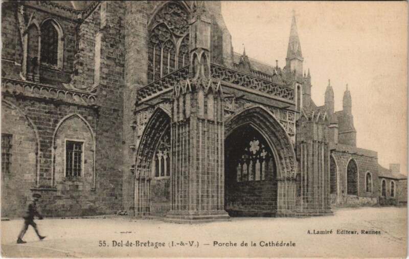 Carte postale ancienne Dol de Bretagne Le Porche de la Cathedrale à Dol-de-Bretagne