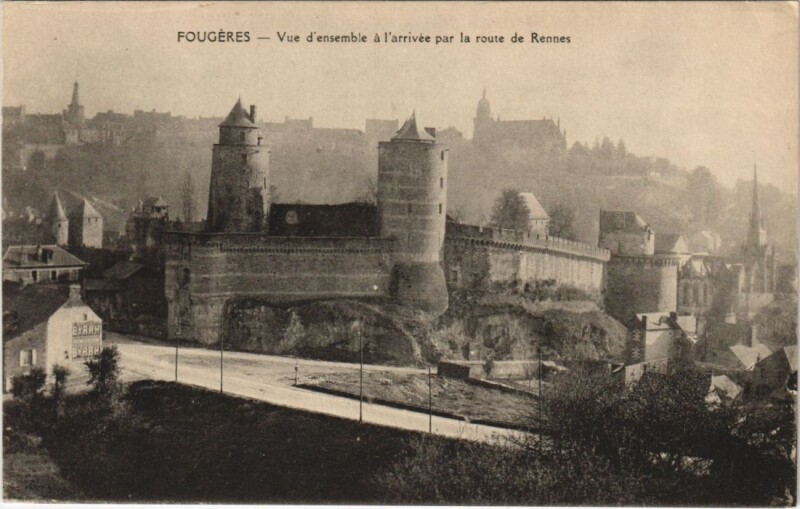 Carte postale ancienne Fougeres vue d'ensemble a l'arrivee par la route de Rennes à Rennes