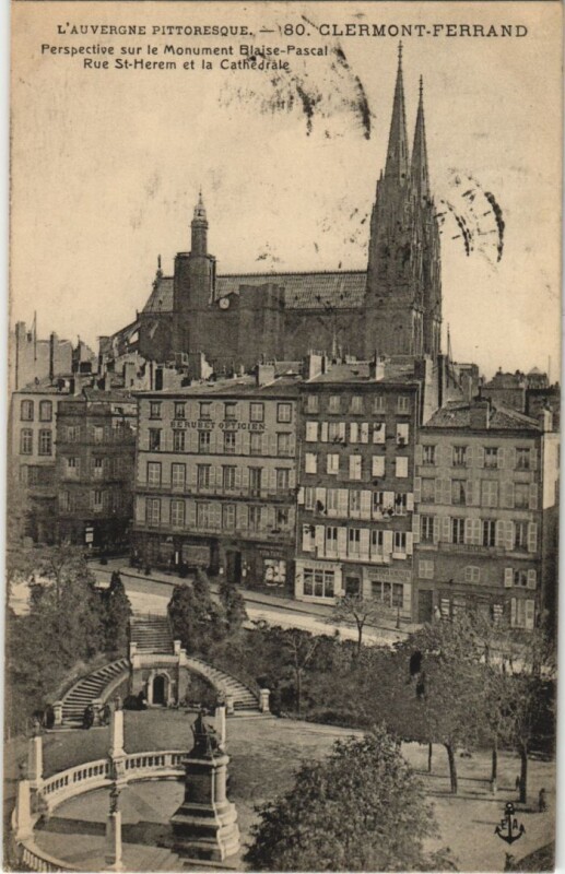 Carte postale ancienne Clermont Ferrand Rue Saint-Herem et la Cathedrale à Clermont-Ferrand