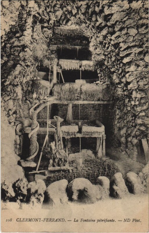 Carte postale ancienne Clermont Ferrand Fontaine Petrifiante à Clermont-Ferrand