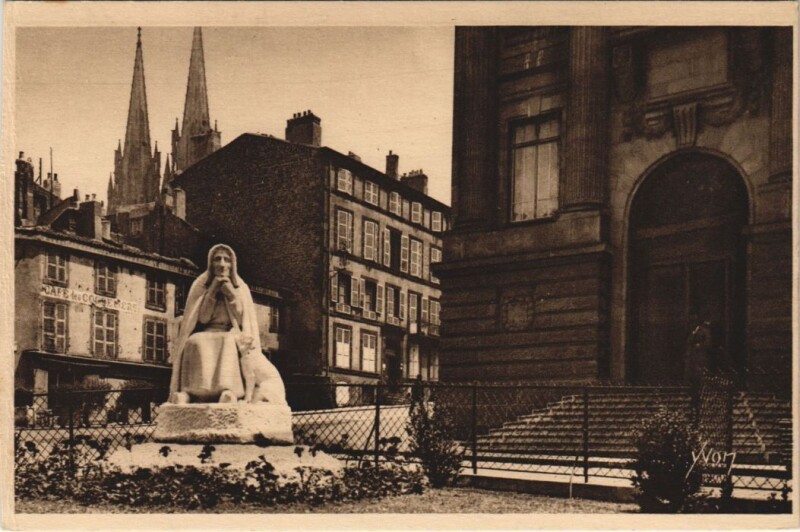 Carte postale ancienne Clermont Ferrand Boulevard Desaix et Prefecture à Clermont-Ferrand