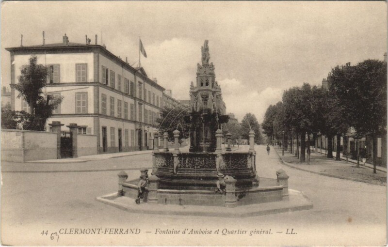 Carte postale ancienne Clermont Ferrand Fontaine d'Amboise à Clermont-Ferrand